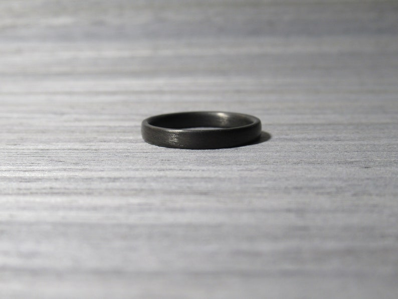 Schwarzer Ehering für Frauen, Stapelring aus Kohlefaser, industrieller, minimalistischer Ring, schwarzer Ring, Stapelring Bild 7