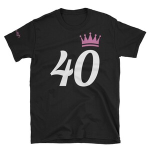 Sky High 40 (witte nummers/roze kroon) korte mouw Unisex T-shirt