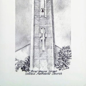 Könnte beinhalten: Eine Schwarzweiß-Bleistiftzeichnung eines hohen Kirchengebäudes mit einem Turm. Der Turm hat ein Kreuz oben und mehrere Glocken an den Seiten. Die Zeichnung trägt den Titel "First Wayne Street United Methodist Church".
