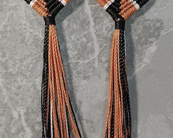 Pendientes llamativos de macramé negro y naranja
