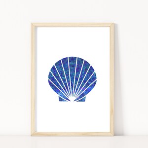 Könnte beinhalten: Ein gerahmter Kunstdruck mit einem blauen Muscheldesign. Die Muschel ist in Blautönen mit strukturiertem Aussehen gehalten, vor einem weißen Hintergrund. Der Rahmen ist aus hellem Holz gefertigt.
