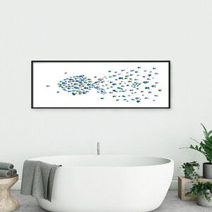 Könnte beinhalten: Ein gerahmter Druck eines Aquarells, das einen Schwarm blauer, grüner und lila Fische zeigt, die auf weißem Hintergrund schwimmen.