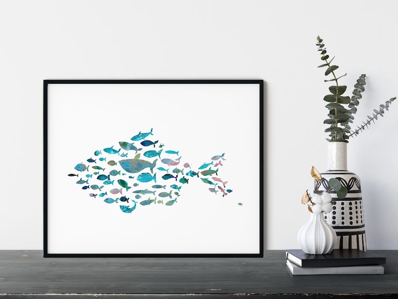 K&ouml;nnte beinhalten: Gerahmter Kunstdruck mit einem Fisch, der aus zahlreichen kleineren Fischen in Blau-, Gr&uuml;n- und Rosat&ouml;nen besteht. Das Kunstwerk ist vor einem wei&szlig;en Hintergrund und in Schwarz gerahmt. Der Druck wird auf einer dunklen Oberfl&auml;che pr&auml;sentiert.