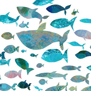 K&ouml;nnte beinhalten: Ein Muster aus Fischen in verschiedenen Gr&ouml;&szlig;en und Formen, in Blau-, T&uuml;rkis- und Korallt&ouml;nen auf wei&szlig;em Hintergrund. Einige Fische &auml;hneln Walen, andere sind kleiner. Das Design hat eine strukturierte, aquarellartige Optik mit verschiedenen Mustern.