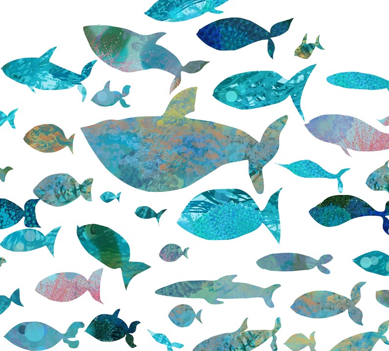 K&ouml;nnte beinhalten: Ein Muster aus Fischen in verschiedenen Gr&ouml;&szlig;en und Formen, in Blau-, T&uuml;rkis- und Korallt&ouml;nen auf wei&szlig;em Hintergrund. Einige Fische &auml;hneln Walen, andere sind kleiner. Das Design hat eine strukturierte, aquarellartige Optik mit verschiedenen Mustern.
