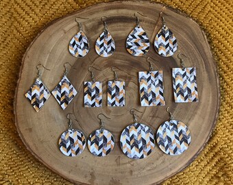 Kunstleder Ohrringe, Vegan Leder Ohrringe, Chevron Ohrringe, Mehrfarbige Ohrringe, Gelb, Grau, Weiß und Schwarz Chevron Ohrringe