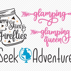 Puede incluir: Un dise&ntilde;o digital con cuatro frases: "Starry Skies & Fireflies", "Glamping", "Glamping Queen" y "Seek Adventure". El dise&ntilde;o incluye un frasco con luci&eacute;rnagas, flechas y un globo terr&aacute;queo.