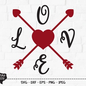 Puede incluir: Un corazón rojo con dos flechas que se cruzan. Las flechas tienen puntas rojas y la palabra "LOVE" está escrita en letras cursivas negras alrededor del corazón.