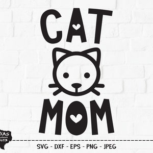 Puede incluir: Dise&ntilde;o gr&aacute;fico en blanco y negro con el texto "CAT MOM" y una cabeza de gato estilizada con corazones. El dise&ntilde;o est&aacute; sobre un fondo de ladrillo blanco.