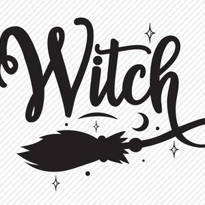 K&ouml;nnte beinhalten: Schwarz-wei&szlig;-Illustration des Wortes "Witch" in einer stilisierten Schriftart mit einer schwarzen Silhouette eines Besens darunter. Das Wort ist von kleinen Sternen und einem Halbmond umgeben.