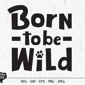 以下が含まれることがあります： 黒と白のグラフィックデザインで、「Born to be Wild」というテキストと肉球のプリントが描かれています。テキストは太字で遊び心のあるフォントです。