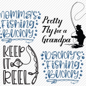 Puede incluir: Cuatro dise&ntilde;os diferentes con tem&aacute;tica de pesca con texto. El primer dise&ntilde;o dice "momma's: Fishing: BUDDY" con una ca&ntilde;a de pescar y una l&iacute;nea. El segundo dise&ntilde;o dice "Pretty Fly for a Grandpa". El tercer dise&ntilde;o dice "KEEP IT REEL" con una ca&ntilde;a de pescar y una l&iacute;nea y un pez. El cuarto dise&ntilde;o dice "Daddy's: Fishing: BUDDY" con una ca&ntilde;a de pescar y una l&iacute;nea.