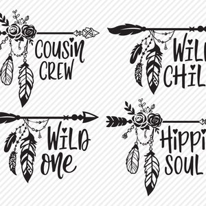Puede incluir: Cuatro dise&ntilde;os en blanco y negro con flechas, plumas, flores y texto. El texto dice "Cousin Crew", "Wild Child", "Wild One" y "Hippie Soul".