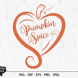 Puede incluir: Una calabaza roja en forma de corazón con el texto "Pumpkin Spice" escrito en su interior.