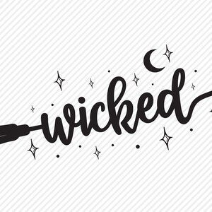K&ouml;nnte beinhalten: Schwarz-wei&szlig;-Illustration eines Besens mit dem Wort "wicked" in einer verspielten Schrift. Die Illustration ist von Sternen und einem Halbmond umgeben.