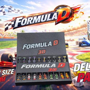 Peut inclure: Jeu de société Formula D 3D Deluxe Pack. L'image montre une boîte noire avec des voitures de course miniatures, un dé et le logo Formula D. La taille des voitures est de 20 mm.