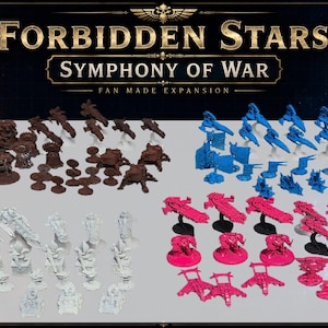 Puede incluir: Una colección de piezas de juego en miniatura para la expansión Forbidden Stars Symphony of War, con cuatro conjuntos distintos de figuras de plástico en marrón, azul, blanco y rosa, dispuestas en grupos sobre una superficie clara con arte de caja.