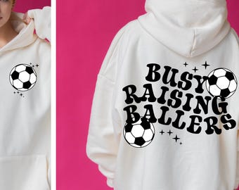 Ocupados criando balones de fútbol PNG, Mamá futbolista PNG, Vida futbolera, Diseños de fútbol modernos PNG, Mamá futbolista PNG, Deportes PNG, Temporada de fútbol