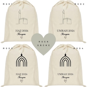 Könnte beinhalten: Vier weiße Baumwoll-Kordelbeutel mit verschiedenen Designs. Die Beutel sind mit dem Text "HAJJ 2024" oder "UMRAH 2024" und dem Namen "Meryem" beschriftet.