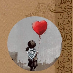 Op de afbeelding: Illustratie van een kind dat een rode hartvormige ballon vasthoudt. Het kind draagt een zwart-witte geruite sjaal. Het woord "PALESTINE" staat bovenaan. De achtergrond is een bruine kleur met Arabisch schrift.