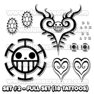 Puede incluir: Un conjunto de 18 tatuajes en blanco y negro con varios dise&ntilde;os, incluyendo una calavera con huesos cruzados, un coraz&oacute;n con una calavera y una flor con una calavera. El texto "SET #2 - FULL SET (18 TATTOOS)" est&aacute; en la parte inferior de la imagen.