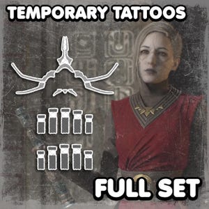 Può includere: Immagine di un set completo di tatuaggi temporanei. Le parole "TEMPORARY TATTOOS" e "FULL SET" sono visibili. Il set include un design grande e ornato e diversi disegni di tatuaggi più piccoli. L'immagine ha un aspetto vintage.