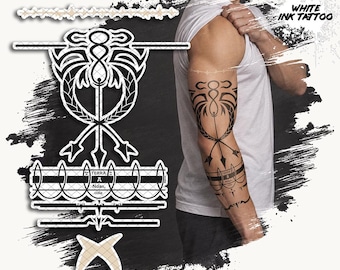 Pode incluir: Um design de tatuagem temporária preta com um emblema central intrincado com setas e um motivo circular, exibido num braço. O design inclui faixas horizontais com o texto TERRA A Ndan, colia e as palavras WHITE INK TATTOO.
