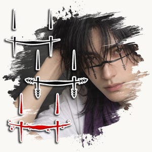 以下が含まれることがあります： 黒と赤の矢印のようなデザインと横棒が特徴のタトゥーシールセット。暗い髪の人物のポートレートの横に配置されており、その人物は鼻筋に同じ黒い矢印のような顔用タトゥーを施している。