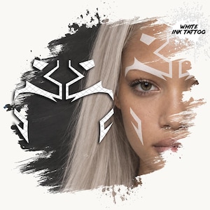 Può includere: Un design per tatuaggio a inchiostro bianco con motivi geometrici su un volto e un elemento grafico separato. L'immagine include il testo WHITE INK TATTOO e mostra una persona con capelli biondi e pelle chiara con segni bianchi sulla fronte.