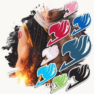 Op de afbeelding: Een verzameling Fairy Tail gilde-embleemstickers in diverse kleuren zoals roze, rood, blauw, lichtblauw, groen en zwart, weergegeven naast een afbeelding van een personage met een vlameffect en een rood embleem-tattoo op de schouder.