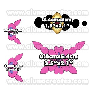 Puede incluir: Troquel en forma de flor rosa con una medida de 3,5 pulgadas por 2,1 pulgadas, y el texto "8,8 cm x 5,4 cm" en negro. El troquel est&aacute; sobre un fondo blanco.