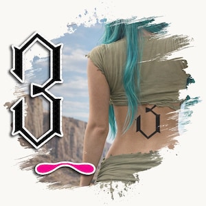 Puede incluir: Un diseño de tatuaje temporal que presenta un número 3 de estilo gótico negro y un símbolo a juego. El diseño se muestra en una persona con cabello color verde azulado que viste un top corto verde oliva, sobre un paisaje rocoso y pinceladas.