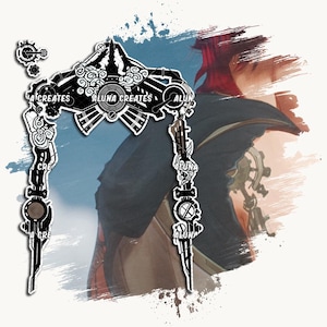 Può includere: Un adesivo in bianco e nero con un intricato design ad arco meccanico con motivi a ingranaggi, nuvole e il testo ripetuto ALUNA CREATES. L'adesivo è sovrapposto a un'illustrazione sfocata di una persona dai capelli rossi con un abito scuro.