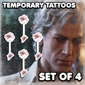 Puede incluir: Conjunto de cuatro tatuajes temporales con un diseño rosa y blanco. Los tatuajes tienen la forma de una nube con un pequeño tallo. El texto "TEMPORARY TATTOOS" y "SET OF 4" es visible en la imagen.