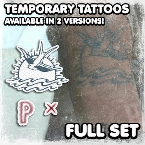 Peut inclure: Tatouages temporaires disponibles en deux versions. Un motif représente une hirondelle au-dessus d'un soleil et des vagues. L'autre motif comprend les lettres "P" et "X". Les mots "FULL SET" sont également visibles.