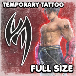 Może przedstawiać: Pełnowymiarowy tymczasowy tatuaż z czarno-białym abstrakcyjnym wzorem. Obraz zawiera tekst "TEMPORARY TATTOO" i "FULL SIZE" na czerwonym tle. Widoczna jest również muskularna postać.