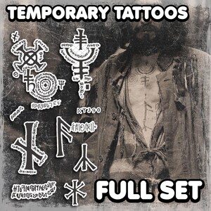 Puede incluir: Un juego completo de tatuajes temporales con varios diseños en blanco y negro. Los tatuajes presentan símbolos y texto, con las palabras "TEMPORARY TATTOOS" y "FULL SET" mostradas en la parte superior e inferior de la imagen.
