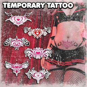 Könnte beinhalten: Blatt mit temporären Tattoos mit verschiedenen herzförmigen Designs mit aufwendigen Details in Rosa, Rot und Schwarz. Der Text "TEMPORARY TATTOO" ist oben zu sehen. Die Designs werden vor einem roten Hintergrund präsentiert.