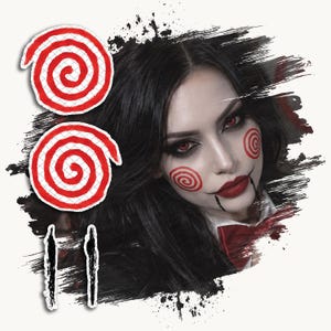Può includere: Un design grafico che mostra una persona con capelli scuri, lenti a contatto rosse e spirali rosse sulle guance. L'immagine include due icone a spirale rossa e bianca, due linee nere verticali e un papillon rosso su uno sfondo con schizzi di vernice.