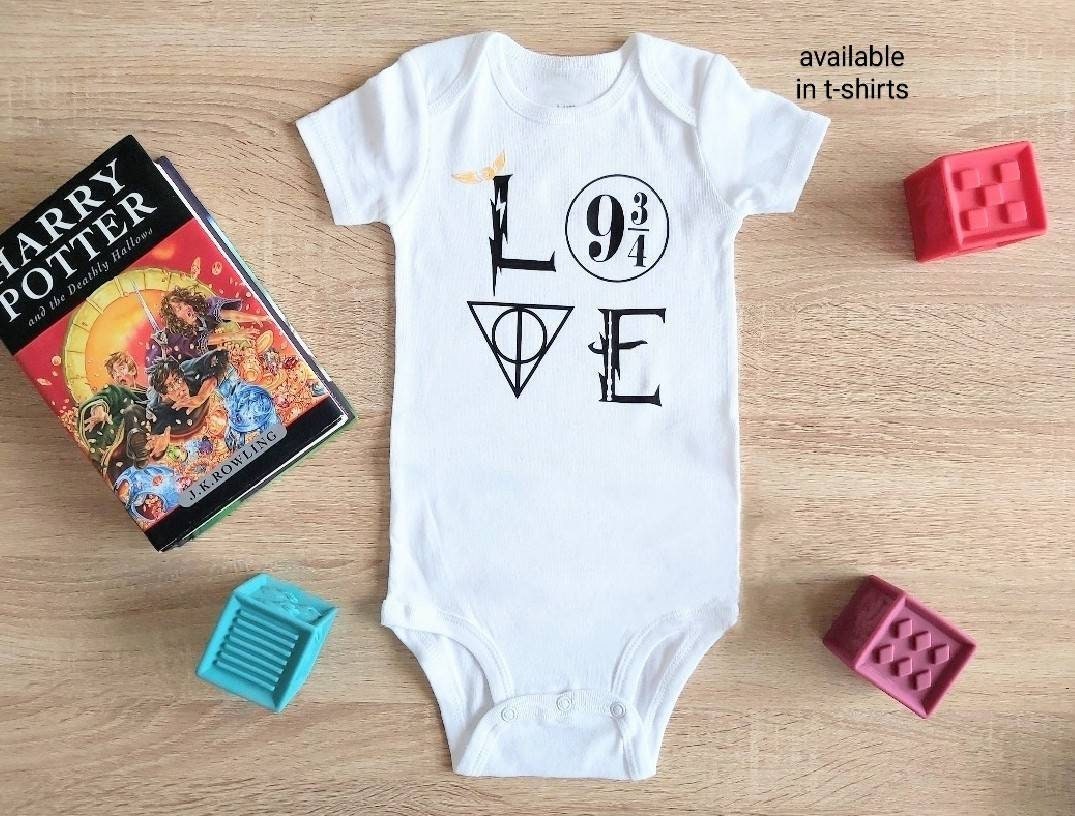 Logoshirt® Harry Potter - Hogwarts - Emblema I Baby Body - Tutina neonata I Nero I Design Originale Concesso su Licenza I Taglia 62-68