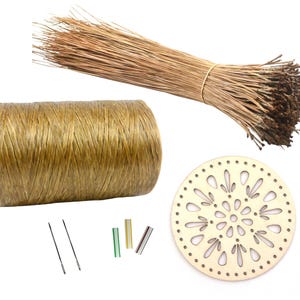 Kit de cesta de agujas de pino con paquete de 226 g de agujas de pino naturales de hoja larga de Florida, 277 m de tendón natural, base de madera, calibradores y agujas de coser.