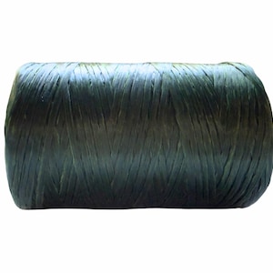 Pode incluir: Um carretel cilíndrico de fita de ráfia verde-floresta escuro. O material apresenta uma textura fibrosa e ligeiramente brilhante com fios visíveis enrolados firmemente para formar um pacote compacto e uniforme de cordão.