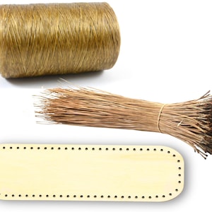 Pode incluir: Um conjunto de materiais de artesanato, incluindo um carretel de barbante bege, um feixe de agulhas de pinheiro secas e uma base oval de madeira clara com furos pré-perfurados. Ideal para projetos de artesanato. Fundo branco.