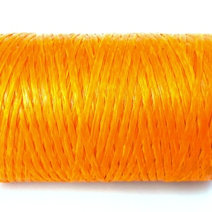 Carrete de 300 yardas de hilo de poliéster encerado con tendones de ciervo artificiales color naranja neón de Kulay para manualidades con cuentas y costura (5 capas, 8 onzas) Envío gratuito