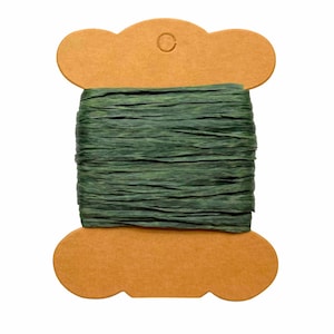 Può includere: Una bobina di nastro di rafia verde scuro, avvolta strettamente su una bobina decorativa di cartone marrone chiaro. La bobina ha una forma unica a nuvola nella parte superiore e inferiore, con un piccolo foro nella parte superiore per appendere. Ideale per l'artigianato e l'incarto regalo.