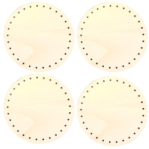 Pode incluir: Quatro bases redondas de madeira clara para artesanato. Cada base tem uma série de orifícios espaçados uniformemente ao redor do perímetro, projetados para costurar ou tecer. O grão da madeira é visível e as bases estão prontas para projetos criativos.