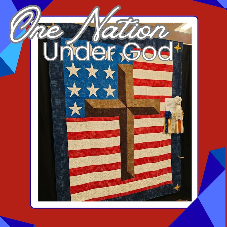 Pode incluir: Um edredom patri&oacute;tico com o design da bandeira americana e uma cruz marrom. O edredom apresenta listras vermelhas e brancas, um campo azul com estrelas brancas e o texto "One Nation Under God" em it&aacute;lico.