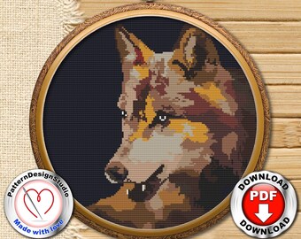 Peut inclure: Un motif de point de croix représentant la tête d'un loup dans un cadre rond en bois. Le loup est brun, jaune et blanc sur un fond bleu foncé. Le motif est disponible en téléchargement PDF.