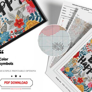 Pode incluir: Um padr&atilde;o de ponto cruz com uma coroa de flores com o texto "Be Happy" em letras pretas. O padr&atilde;o est&aacute; dispon&iacute;vel para download em PDF e inclui s&iacute;mbolos de cores para facilitar o bordado.