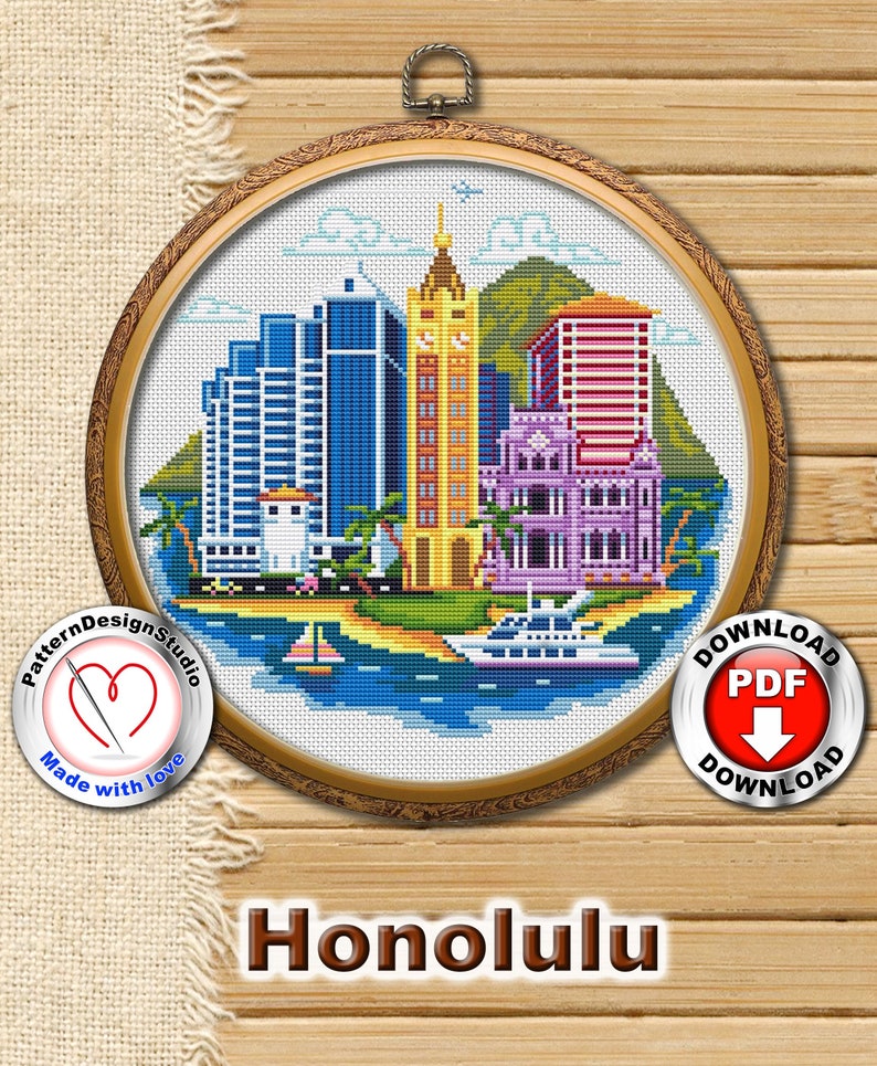 Może przedstawiać: Wz&oacute;r do haftu krzyżykowego przedstawiający panoramę Honolulu z budynkami, palmami i łodzią na wodzie. Wz&oacute;r znajduje się w okrągłej drewnianej ramie z przyciskiem pobierania pliku PDF.